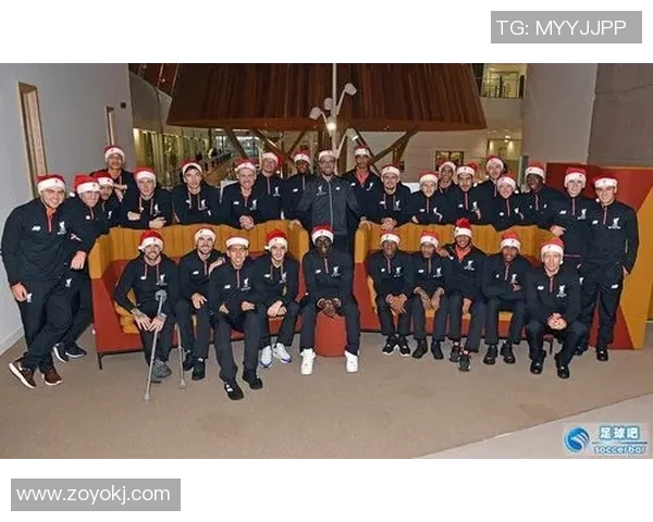 足球明星与小孩亲密互动温馨合影瞬间展现童真与梦想 足球明星与小孩亲密互动温馨合影瞬间展现童真与梦想